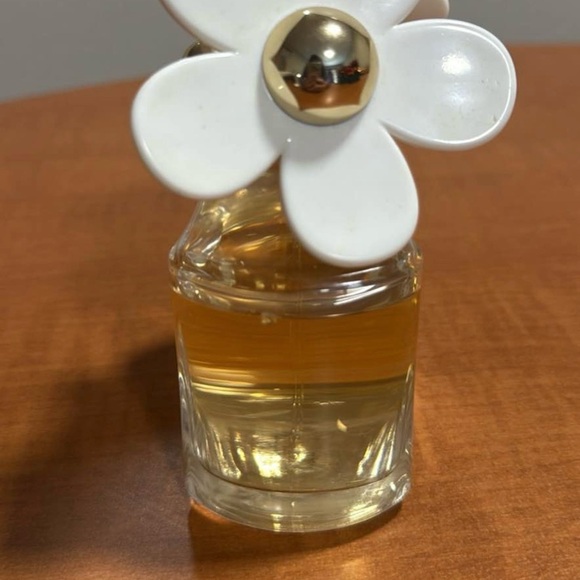 Marc Jacobs Daisy Perfume with White and Gold Accents - Picture 2 of 3